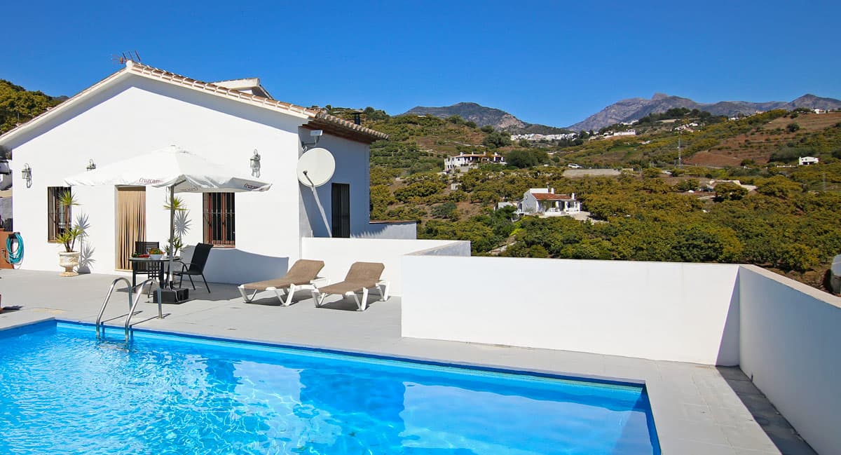 Casa Luna – Panorama mit Pool und Blick über die Axarquía