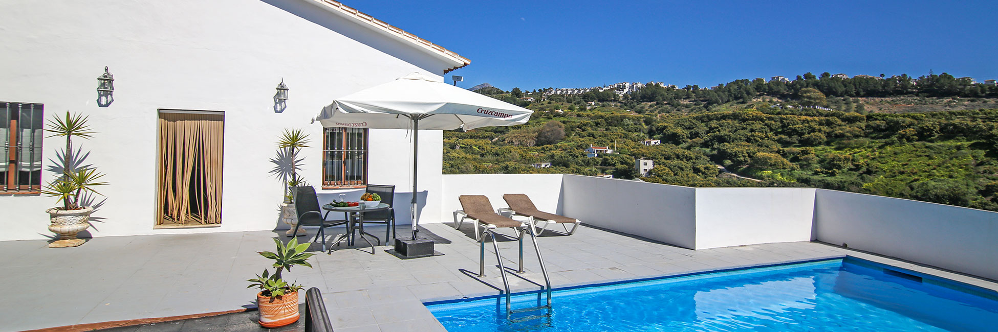 Pool mit Meerblick