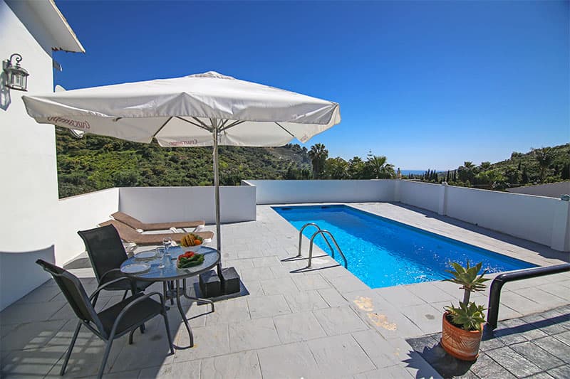 Privater Pool im Abendlicht